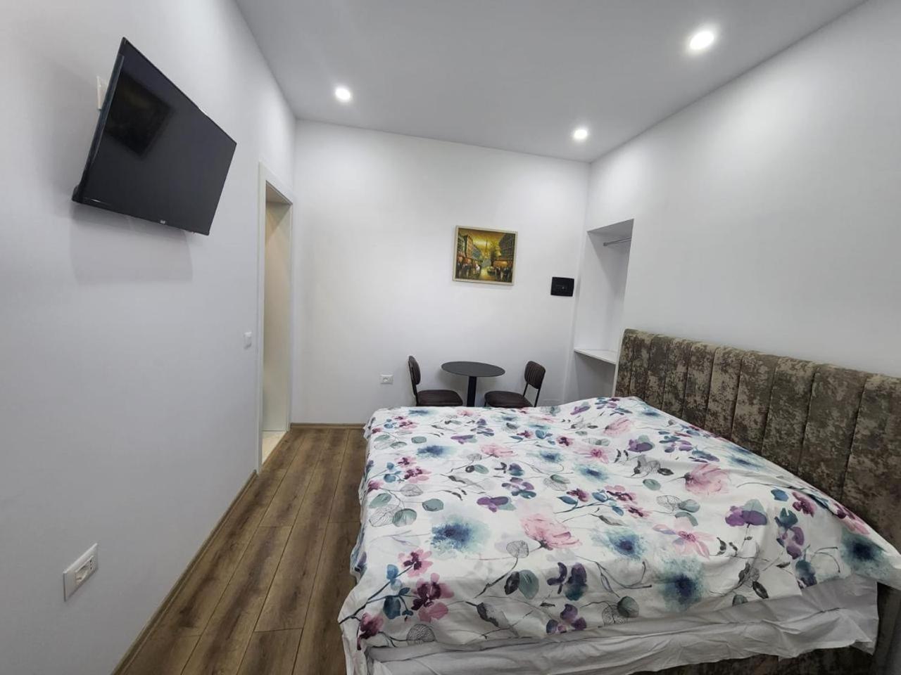 Vila 21 At Blloku Area Tiranë Eksteriør bilde
